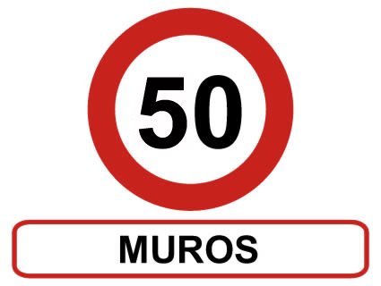 La señal que se observa en la fotografía obliga a mantener esa velocidad máxima en todo el poblado...