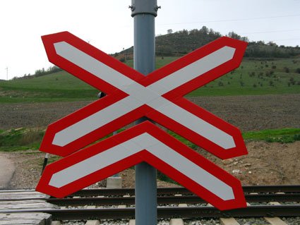 Al aproximarse a un paso a nivel o a un puente móvil debe...