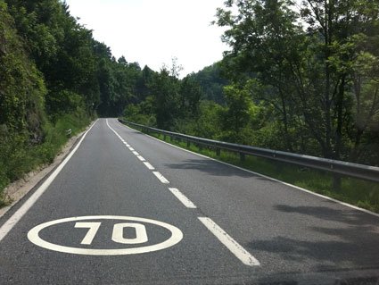 A la vista de esta señalización, ¿está permitido circular por el carril derecho a 90 kilómetros por hora?