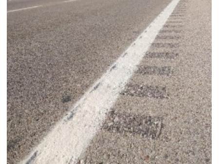 ¿Qué función tienen las guías sonoras situadas en el borde derecho de la calzada, ubicadas normalmente en el arcén coincidiendo con la marca vial que delimita el carril derecho?